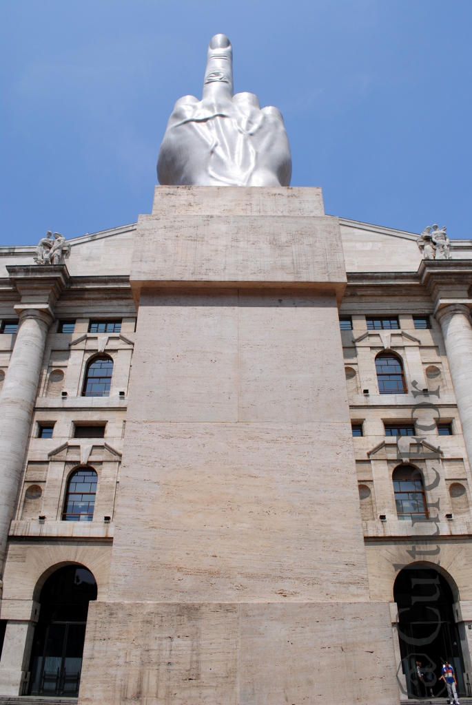 Il Dito di Cattelan in Piazza Affari @Milano_www.culturefor.com