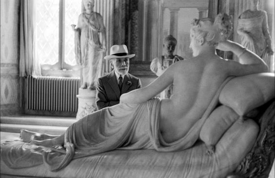 David Seymour, Bernard Berenson osserva la statua di Paolina Borghese di Antonio Canova alla Galleria Borghese di Roma. Roma, 1955 @ David Seymour - Magnum Photos