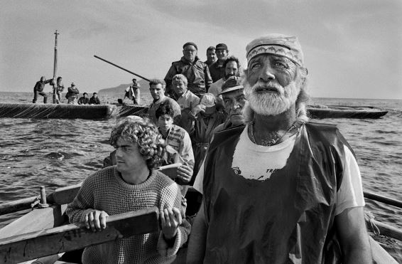 Sebastião Salgado, Gli equipaggi, condotti dal rais, si radunano all’alba per dare inizio alla mattanza. Trapani, 1991 @ Sebastião Salgado - Amazon Images