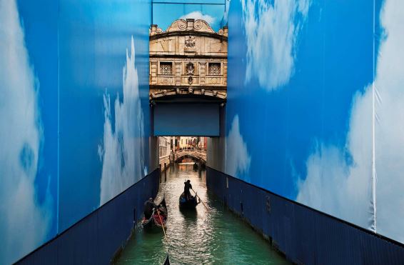 Steve McCurry, Gondole in un canale. Venezia, marzo 2011 @ Steve McCurry