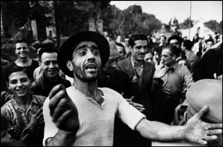 I civili accolgono le truppe americane. Monreale, Sicilia, Luglio 1943 © Robert Capa © International Center of Photography / Magnum Photos